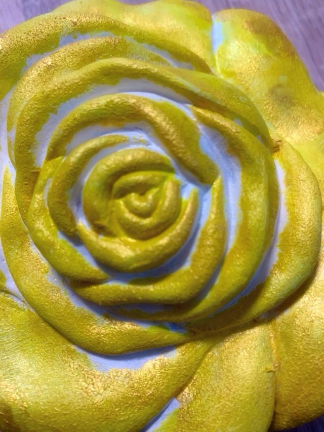 Rosa in cemento, gialla, dipinta a mano 