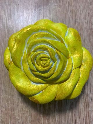 Rosa in cemento, gialla, dipinta a mano