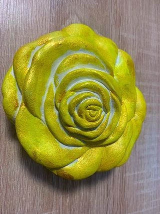 Rosa in cemento, gialla, dipinta a mano