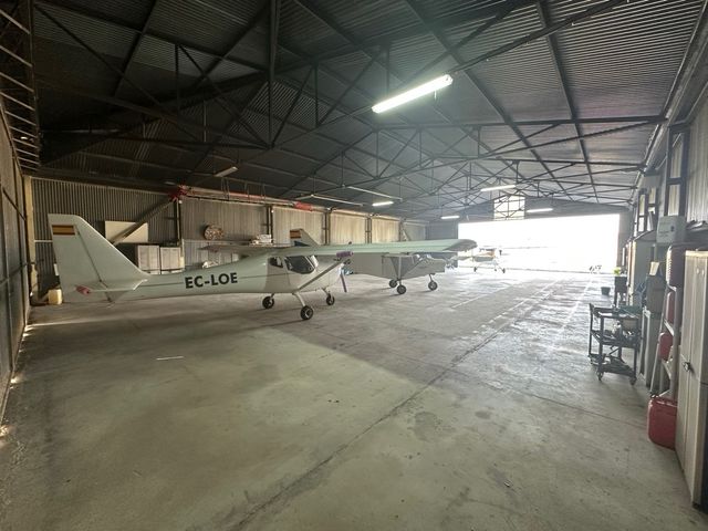 Plaza hangar ULM o PPL en Igualada-Odena ( LEIG )