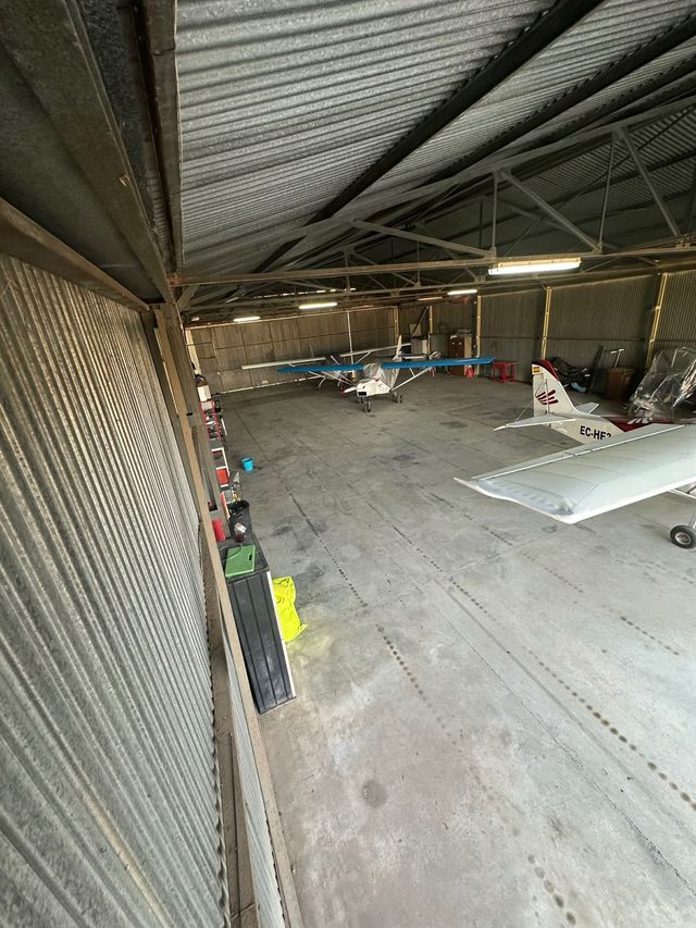 Plaza hangar ULM o PPL en Igualada-Odena ( LEIG )