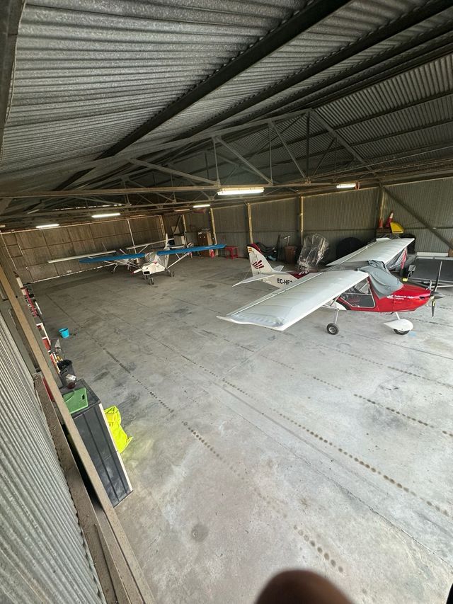 Plaza hangar ULM o PPL en Igualada-Odena ( LEIG )