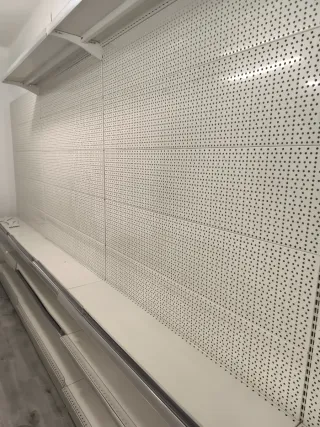 Estanterías y ganchos.