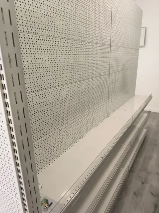 Estanterías y ganchos.