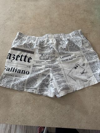 Shorts stampa giornale