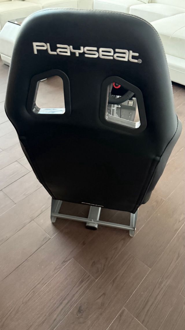 Logitech: Volante y Pedales + Playseat asiento