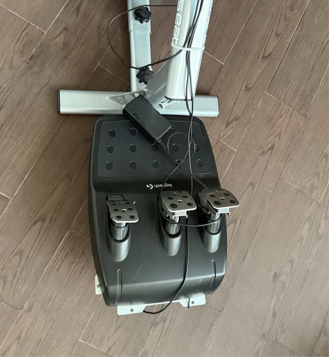 Logitech: Volante y Pedales + Playseat asiento