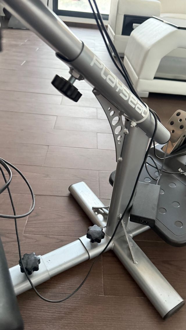 Logitech: Volante y Pedales + Playseat asiento