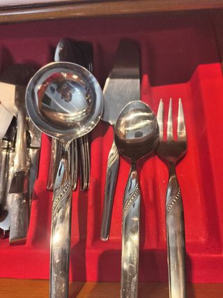 Cubertería para 12.