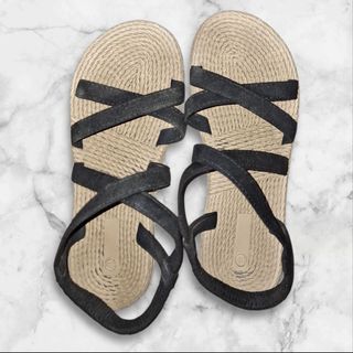 Sandalias planas beige y negras nº40
