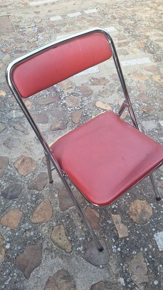 Silla plegable roja y plateada