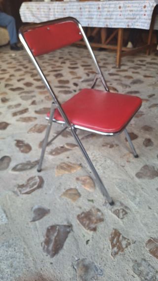 Silla plegable roja y plateada