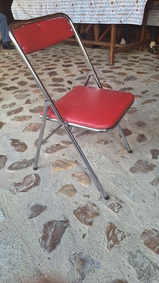 Silla plegable roja y plateada