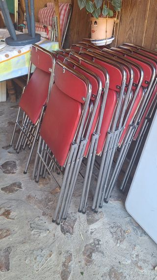 Silla plegable roja y plateada
