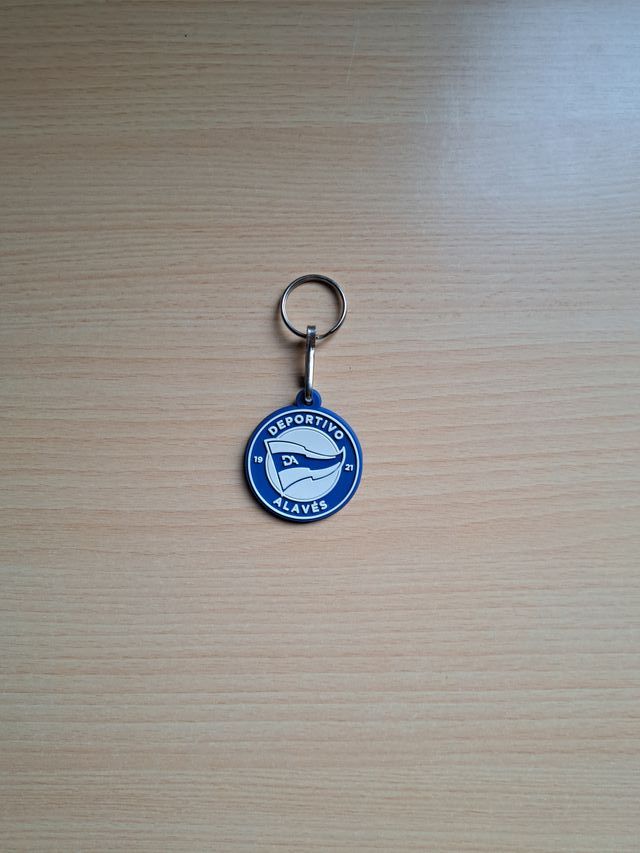 LLAVERO DEPORTIVO ALAVÉS DE GOMA REDONDO