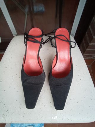 Zapatos negros mujer, atados al tobillo