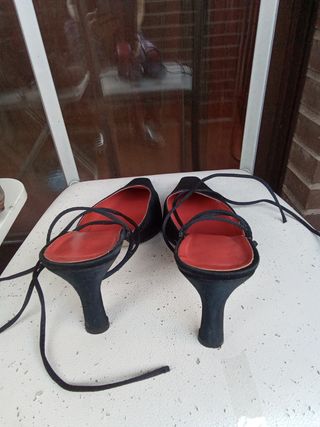 Zapatos negros mujer, atados al tobillo