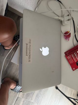 MacBook Air 11" 2GB RAM
