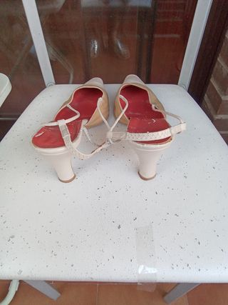 Zapatos beige mujer destalonados