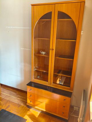 Vitrina con cajonera - Madera