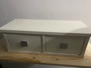 Mueble blanco colgante para entradita