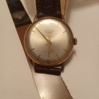 Reloj Titan dorado caballero