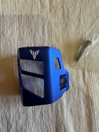 Protector depósito líquido freno trasero Yamaha MT