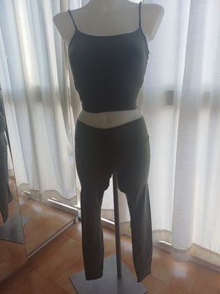 Conjunto deportivo Oysho verde oliva