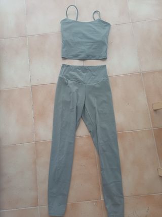 Conjunto deportivo Oysho verde oliva