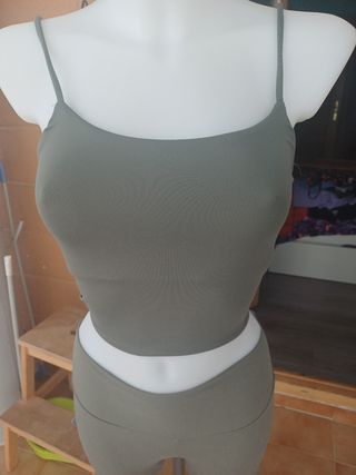 Conjunto deportivo Oysho verde oliva