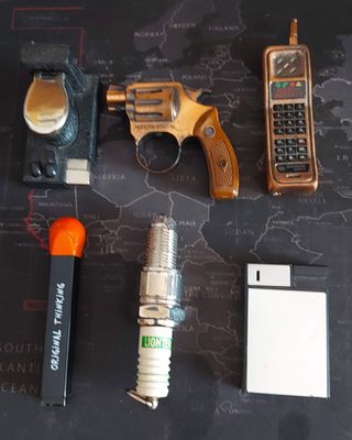 Un sacco di accendini vintage