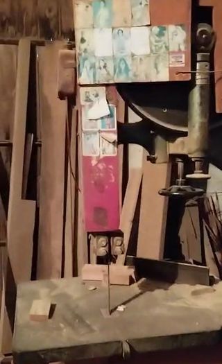 Maquinaria carpintería madera antigua funcionando