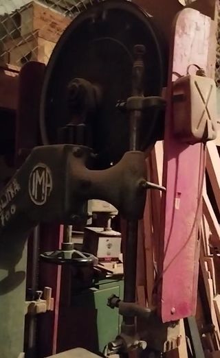 Maquinaria carpintería madera antigua funcionando