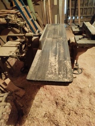 Maquinaria carpintería madera antigua funcionando