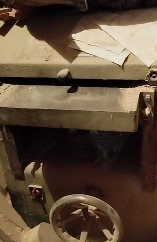 Maquinaria carpintería madera antigua funcionando