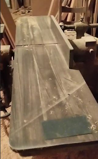 Maquinaria carpintería madera antigua funcionando