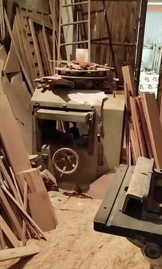 Maquinaria carpintería madera antigua funcionando