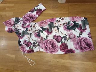 Vestido floral con una manga