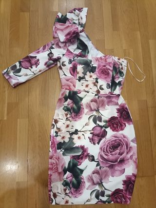 Vestido floral con una manga