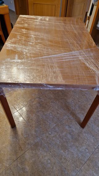 Comedor madera: mesa + 4 sillas + aparador