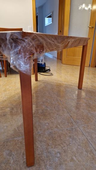 Comedor madera: mesa + 4 sillas + aparador
