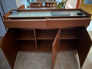 Comedor madera: mesa + 4 sillas + aparador