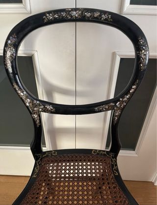 Silla antigua nácar negra con rejilla