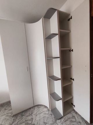 Armario rinconero blanco y gris