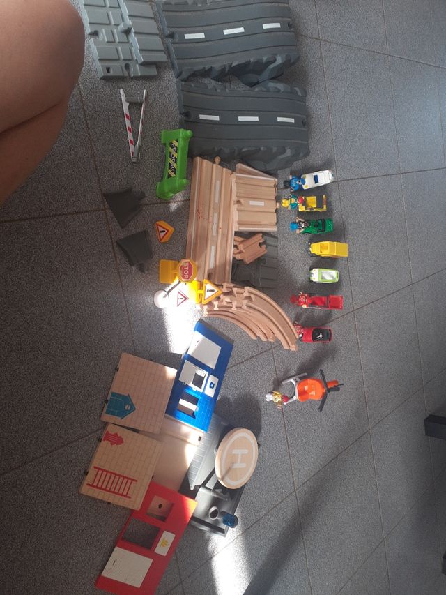 Carretera madera y coches imantados