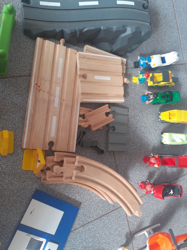 Carretera madera y coches imantados