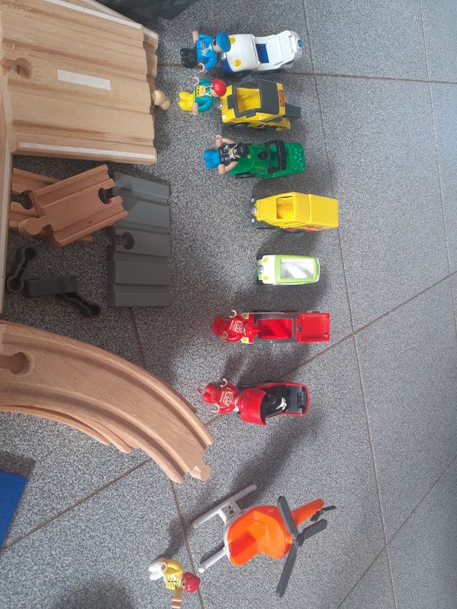 Carretera madera y coches imantados