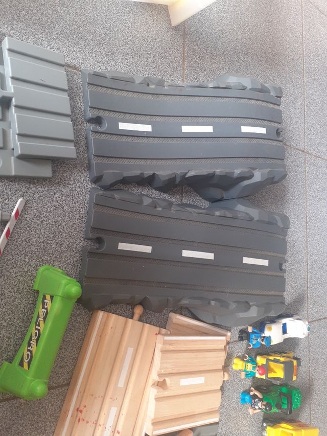 Carretera madera y coches imantados