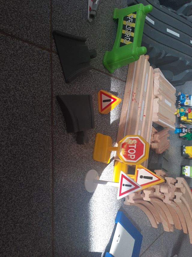 Carretera madera y coches imantados