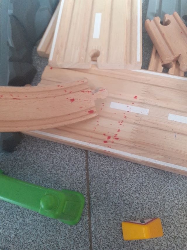 Carretera madera y coches imantados